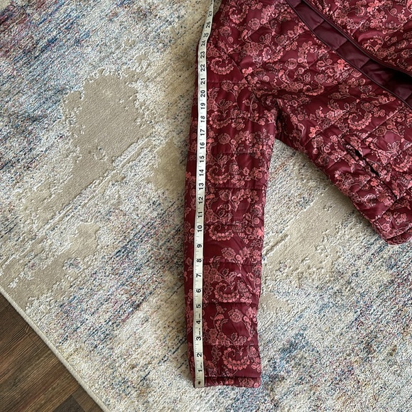 Stradivarius light puffer jacket with print size medium - Picture 9 of 9